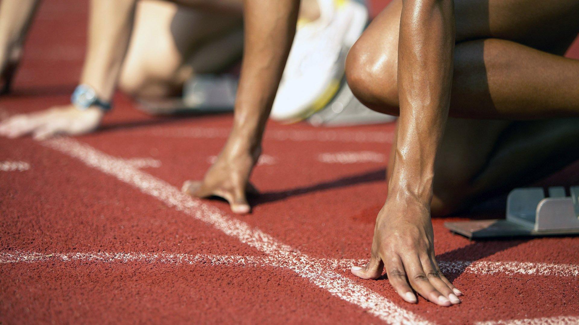 纳达尔鏖战五盘逆转晋级 法网传奇续写红土辉煌