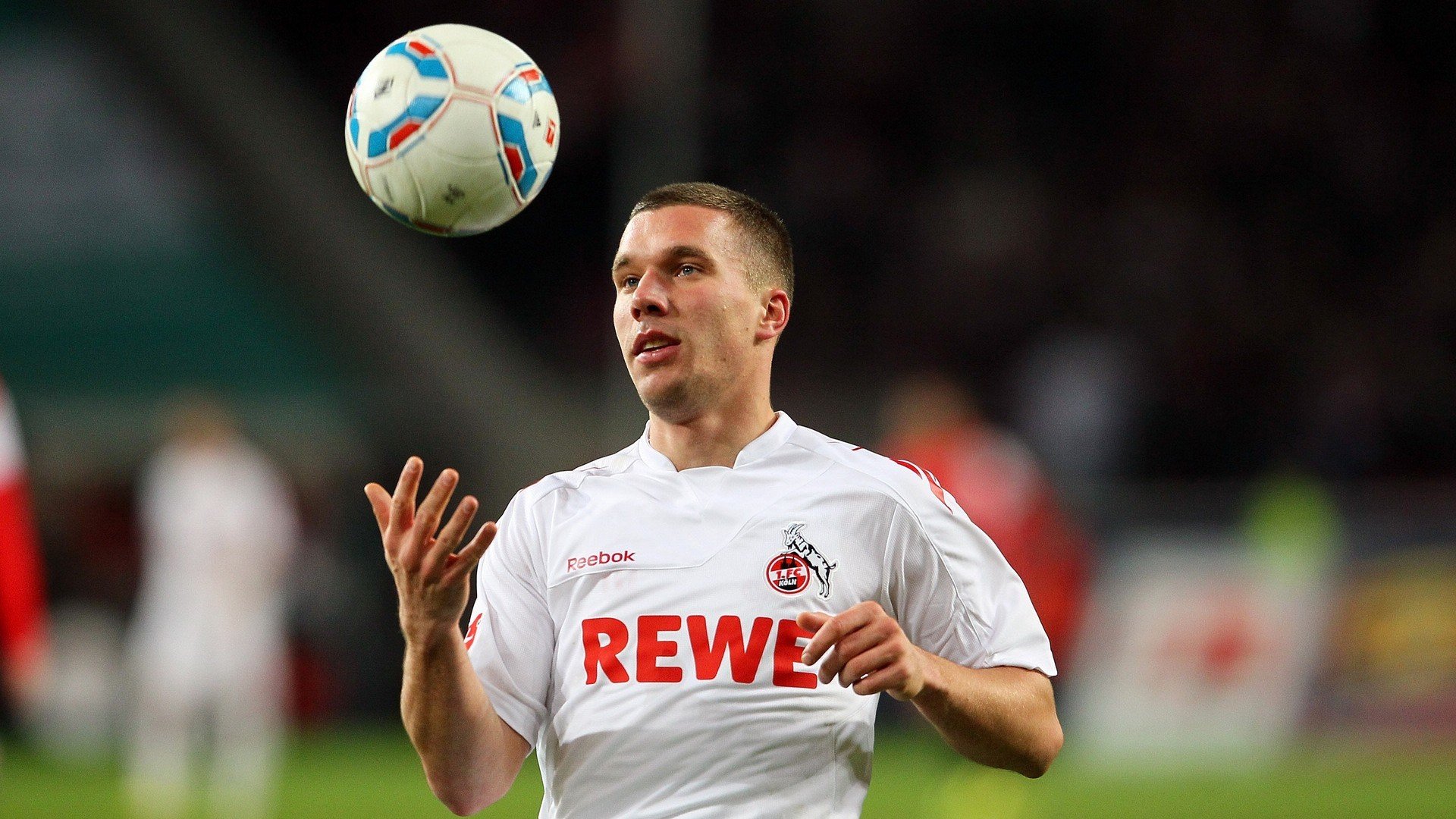 英超联赛激战正酣，曼城逆转利物浦登顶积分榜