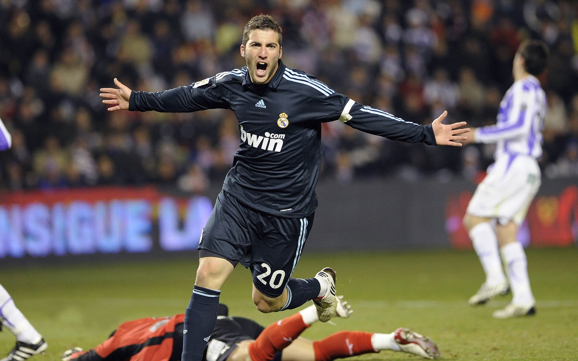 梅西第八次捧起金球奖 刷新历史纪录再创辉煌